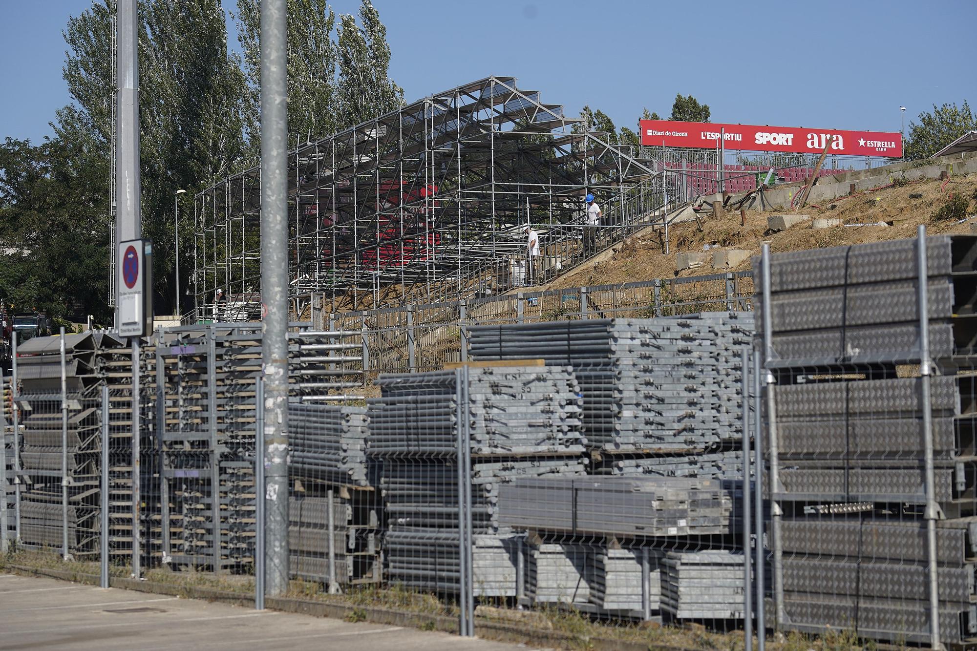 La instal·lació de la graderia supletòria del Gol Nord a Montilivi