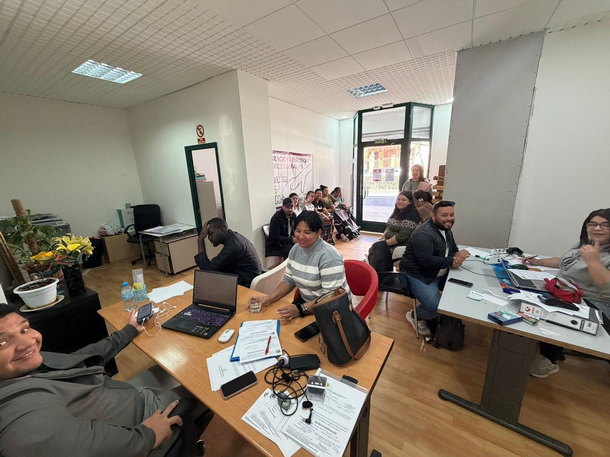 Dona'm la ma ofrece asistencia y acompañamiento a las personas migrantes.