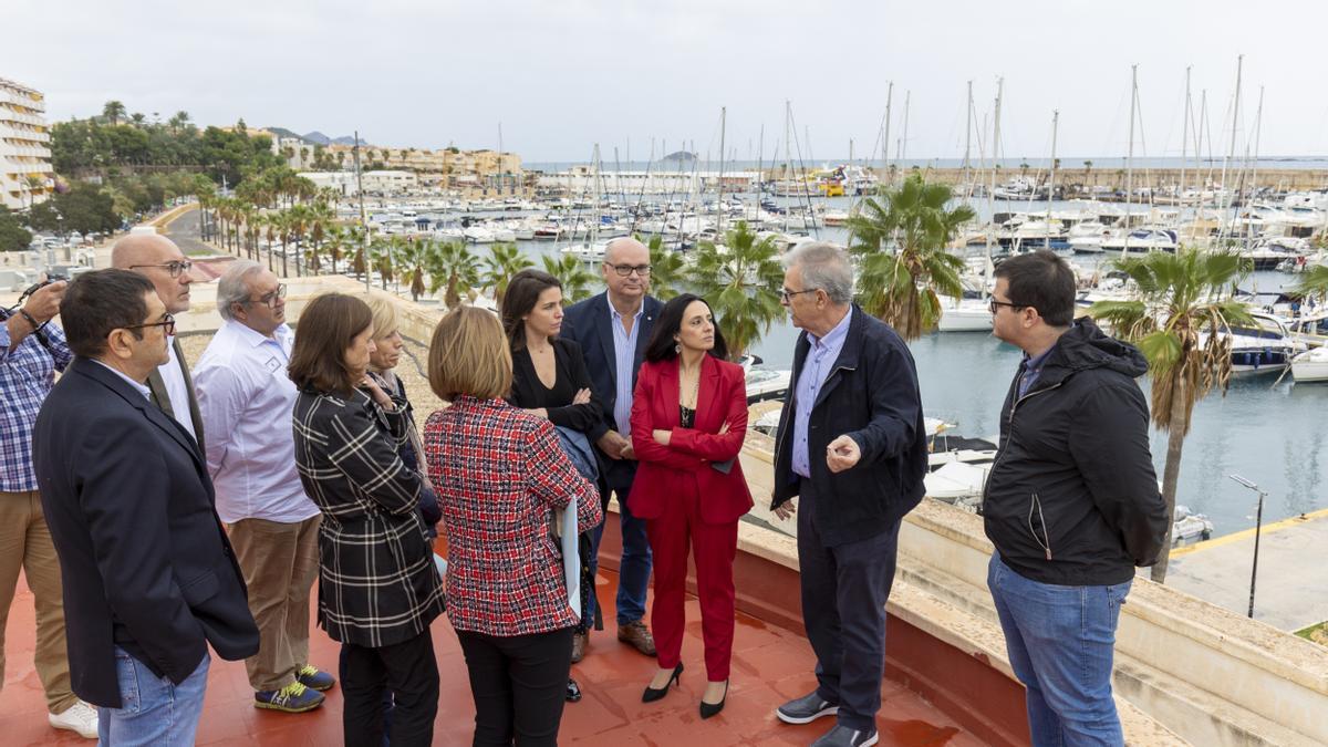 La visita de la consellera al puerto de La Vila Joiosa.