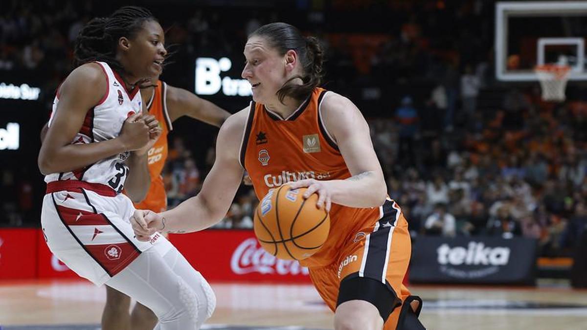Iagupova ataca a Mawuli durante el duelo en La Fonteta.