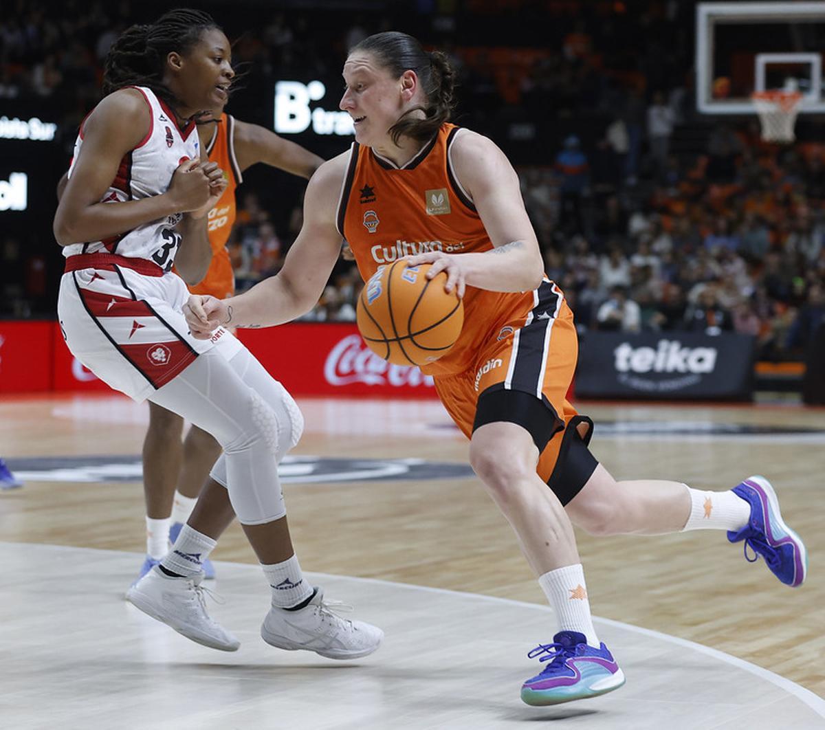 Iagupova ataca a Mawuli durante el duelo en La Fonteta.