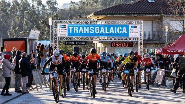 Un instante de la salida de la primera prueba de la Transgalaica, en Cerdedo-Cotobade