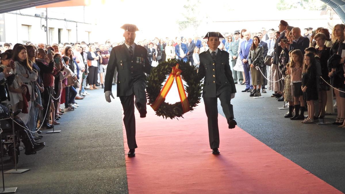 Una corona en homenaje a los guardias civiles fallecidos.