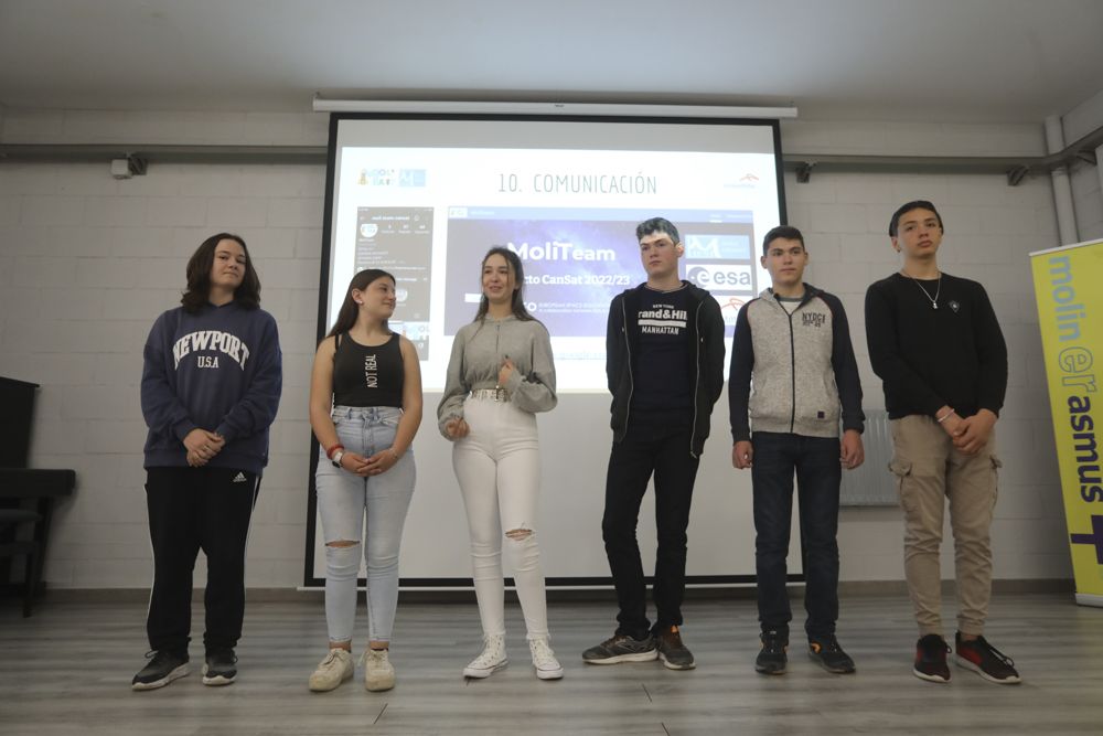 Estudiantes del IES María Moliner del Port de Sagunt presentan un proyecto para lanzar un minisatélite