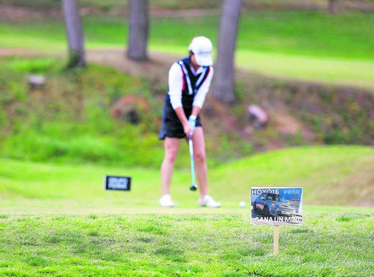 Entre los alicientes del Torneo estaba la posibilidad de ganar un Mini Electric si se metía una bola de un solo golpe en el hoyo 16.