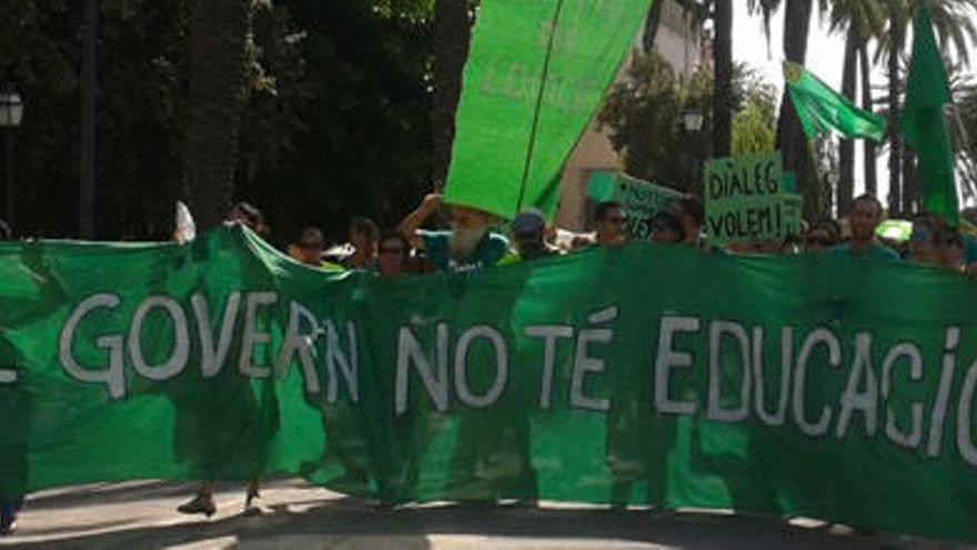 Una de las pancartas en la concentración del Consolat.