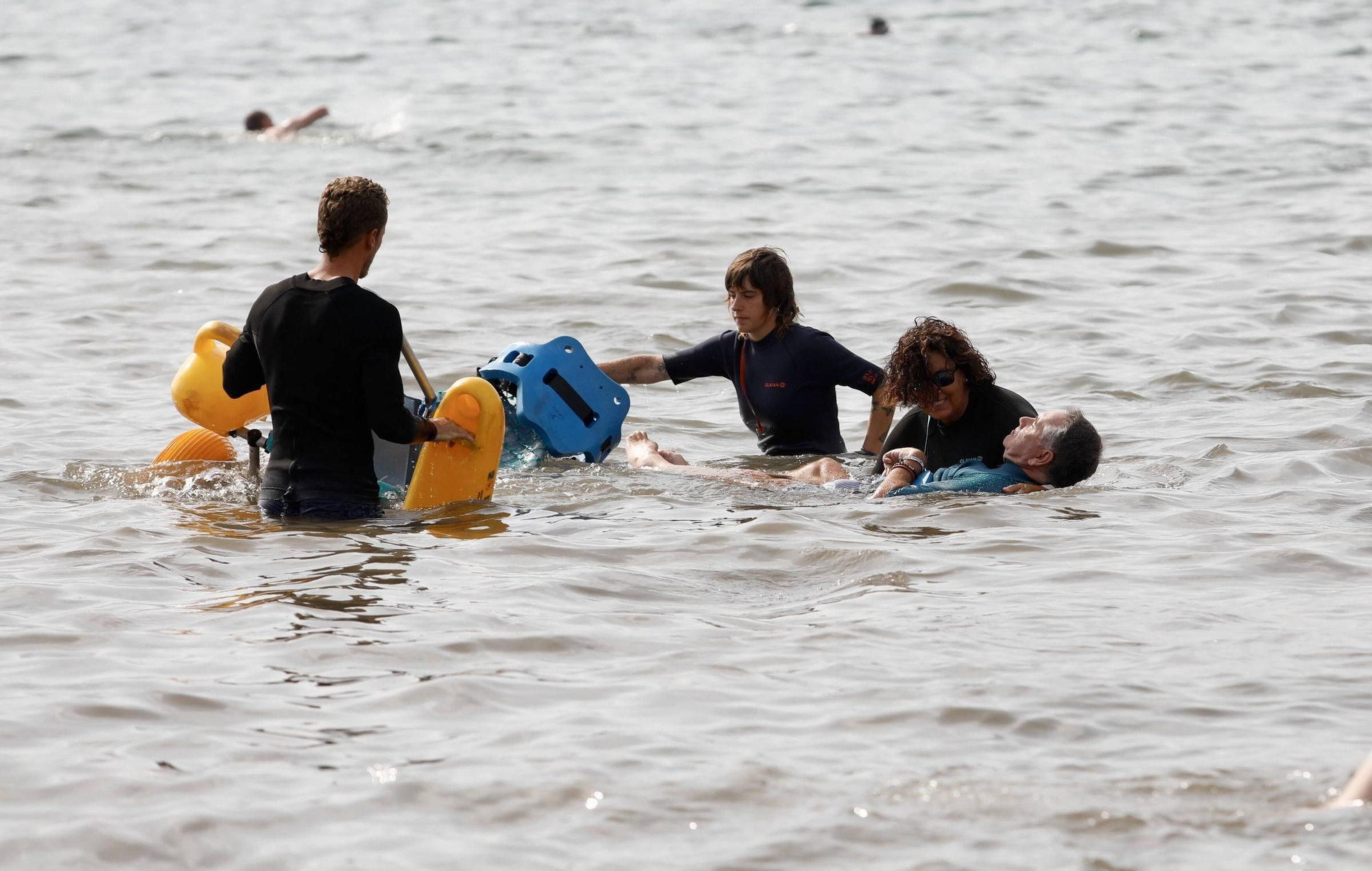 Así funciona el servicio para personas con discapacidad en la playa de Poniente (en imágenes)