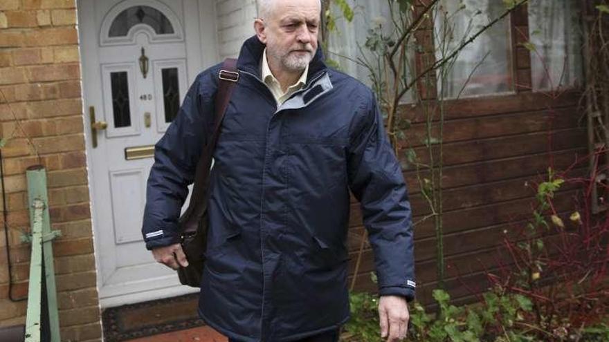 El laborista Jeremy Corbyn, saliendo ayer de su casa, en Londres. // Reuters