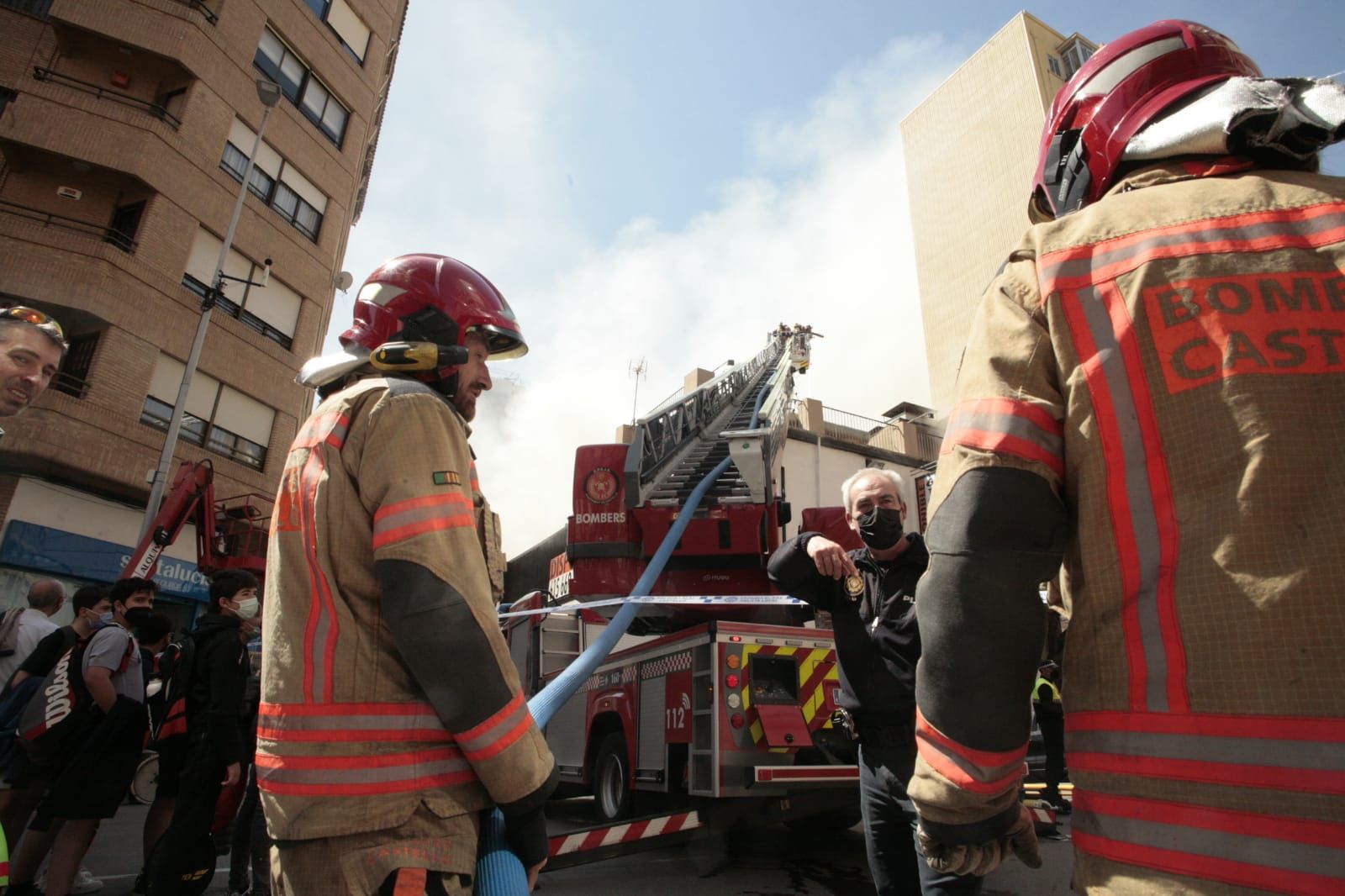 Las imágenes del duro servicio en el incendio de una antigua discoteca de Castelló