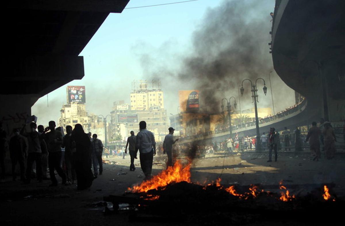 Simpatitzants dels Germans Musulmans participen en enfrontaments amb la policia, a prop de la plaça de Ramsès del Caire.