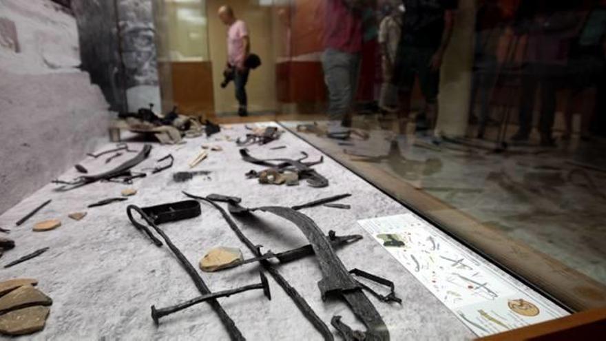 Los restos de armas y objetos se presentan ahora en el Museu de Prehistòria tal como fueron hallados.