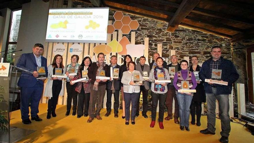 Los premiados posan con la conselleira de Medio Rural.