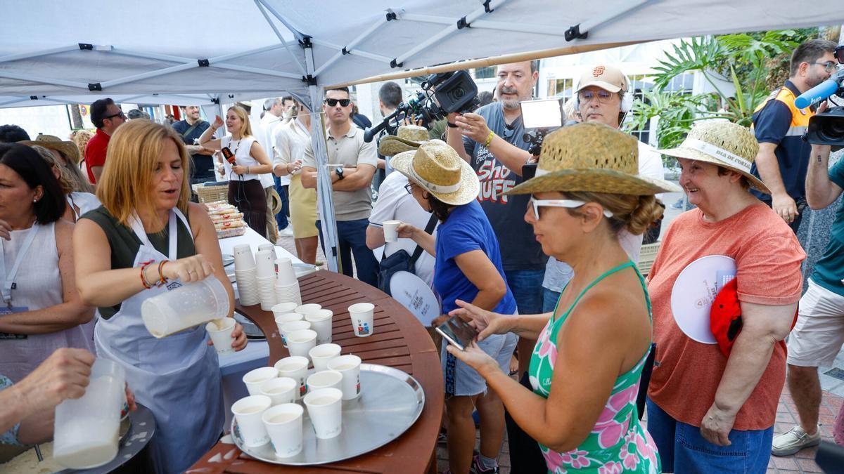 Pilar Bernabé sirve horchata en uno de los puestos habilitados en Alboraia.