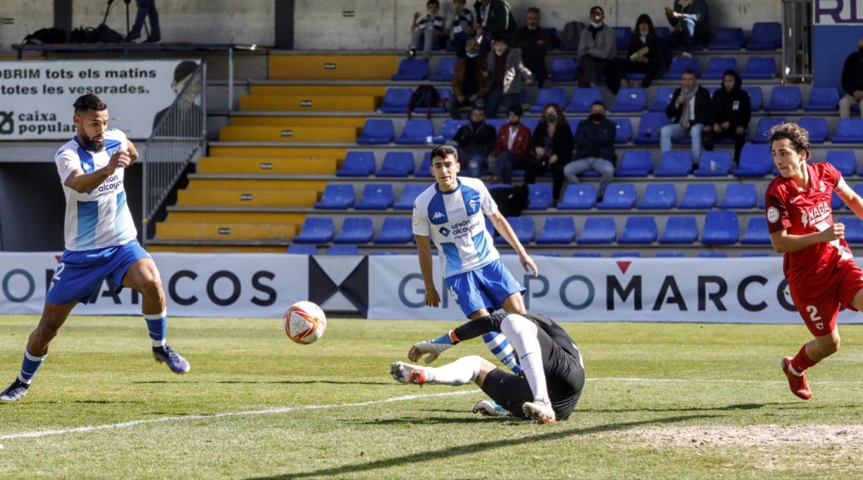 El Alcoyano derrota al Sevilla Atlético gracias a un doblete del central en los diez primeros minutos