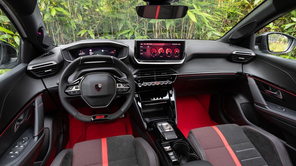Interior del Peugeot E 208 GTi