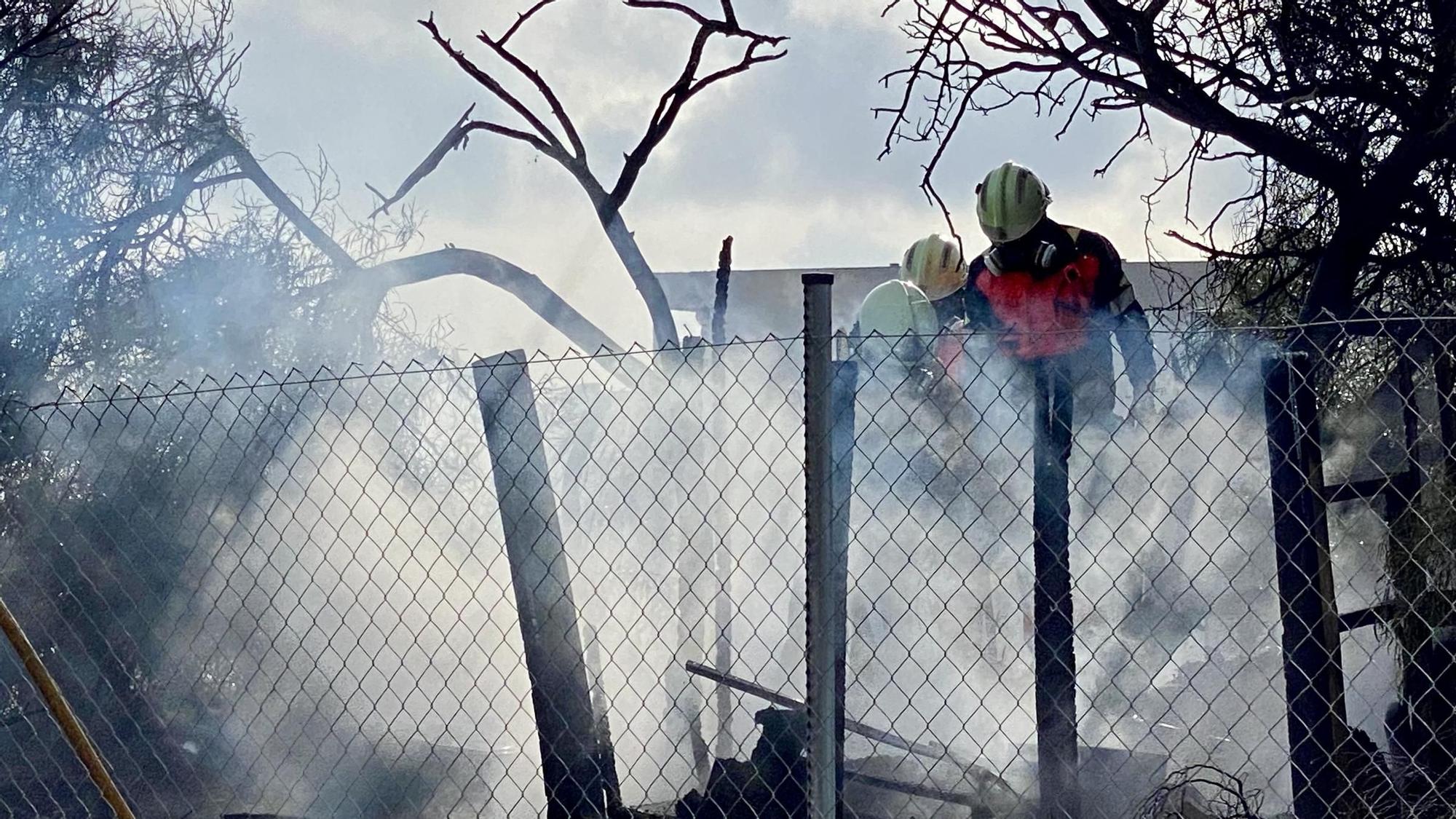 Incendios en Palma: Las fotos del fuego que ha calcinado una chabola en Palma, en el barrio de Nou Llevant