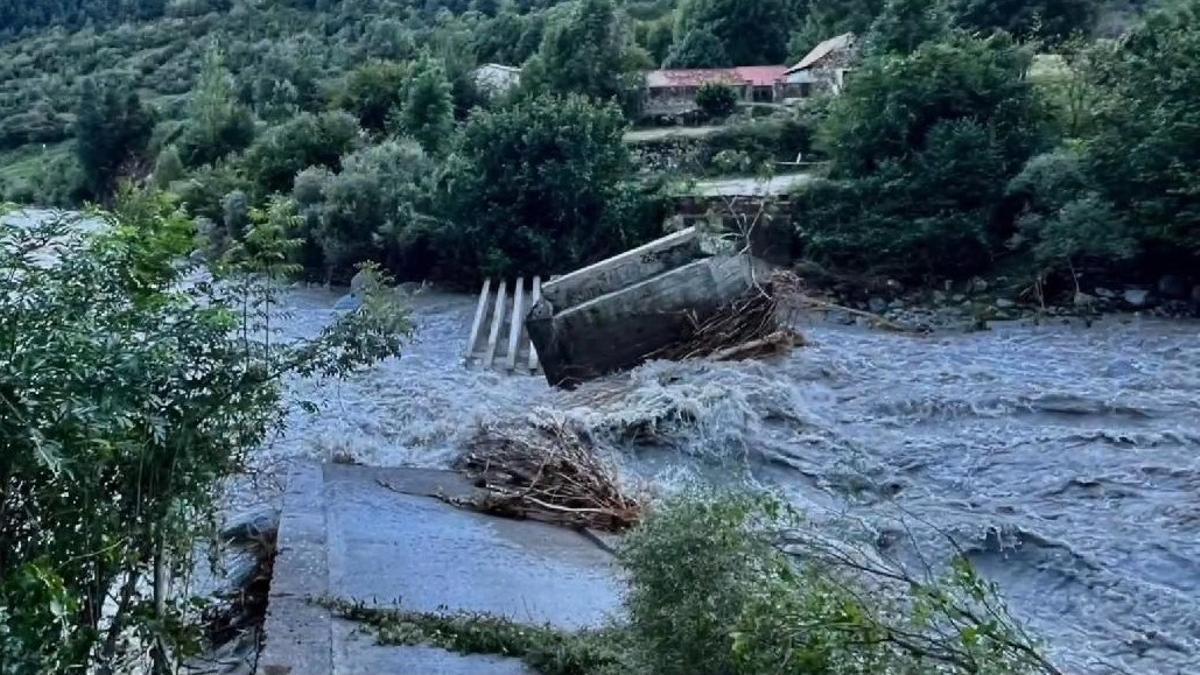 Estado en el que quedó el puente Acirón que salvaba el cauce del río Barrosa, entre Parzán y Bielsa.