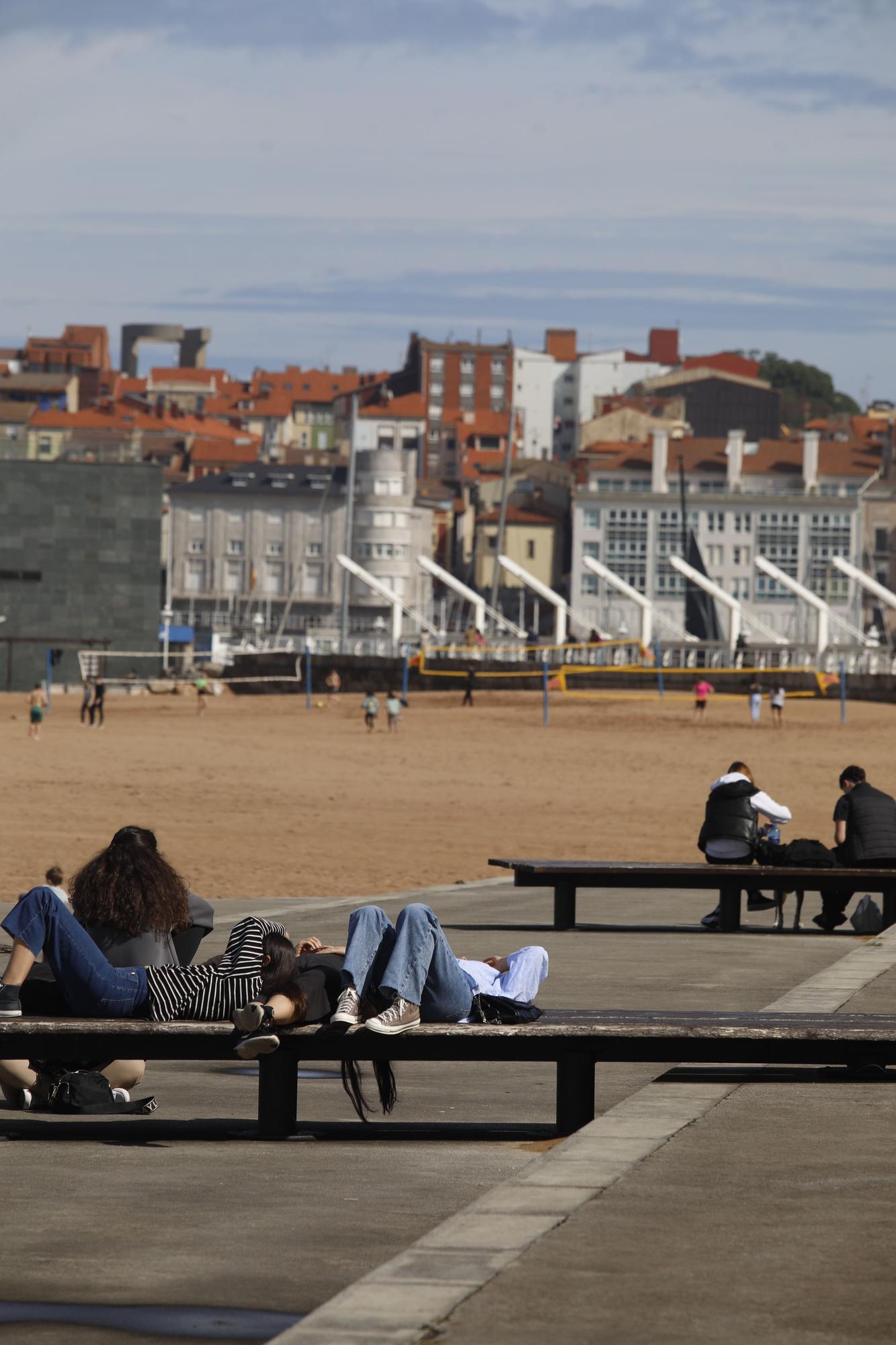 Gijón disfruta de un domingo de sol y calor