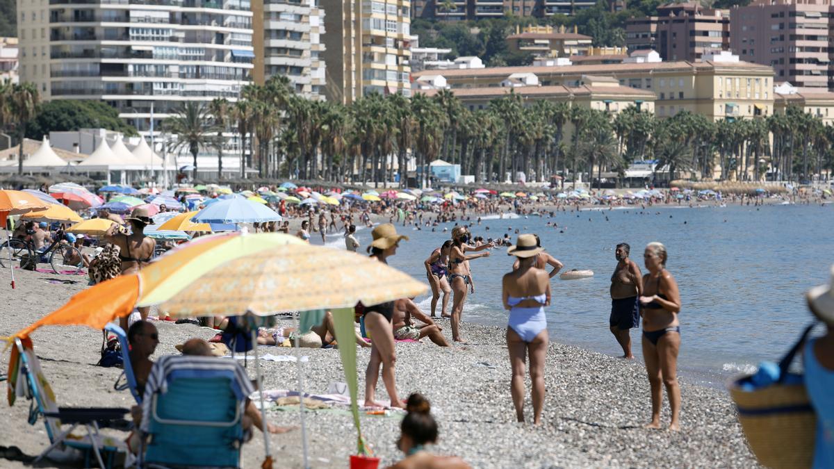 Bañistas disfrutan de la playa de La Malagueta.