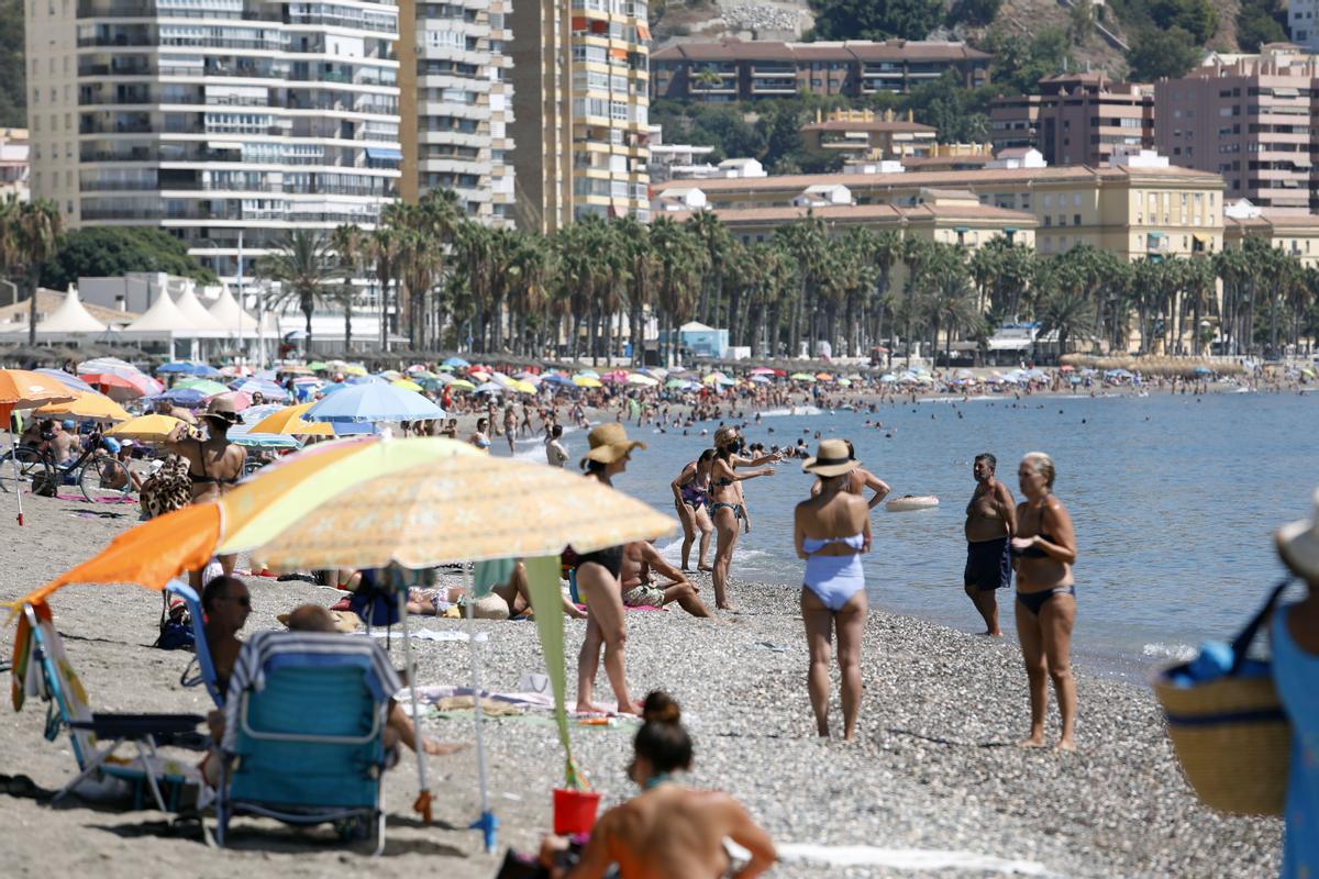 Archivo - Bañistas disfrutan de la playa de La Malagueta, en Málaga (Andalucía, España)