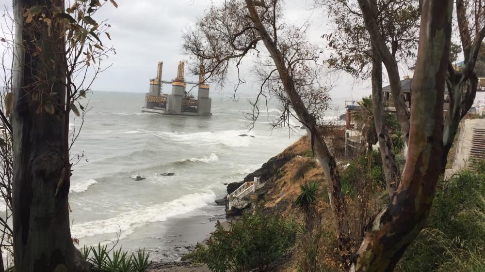 Una plataforma, a la deriva en la costa de Benalmádena