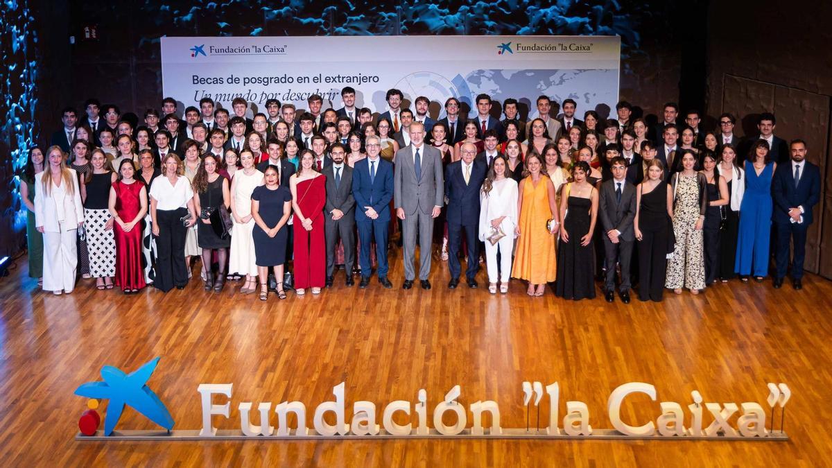 Foto de familia de los becados por la Fundación 'la Caixa'.