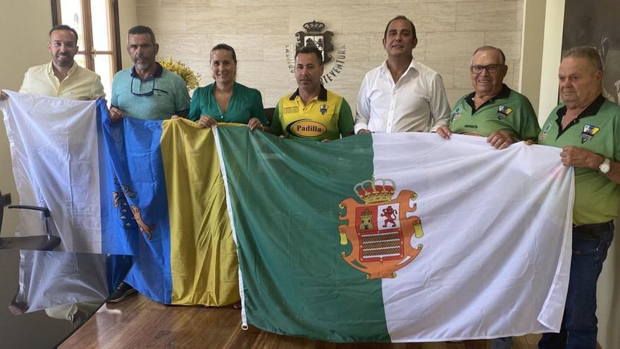 Lola García, Blas Acosta y Luis González con las delegaciones de los clubes Maxorata y Antigua en el Cabildo majorero. | | LP/DLP