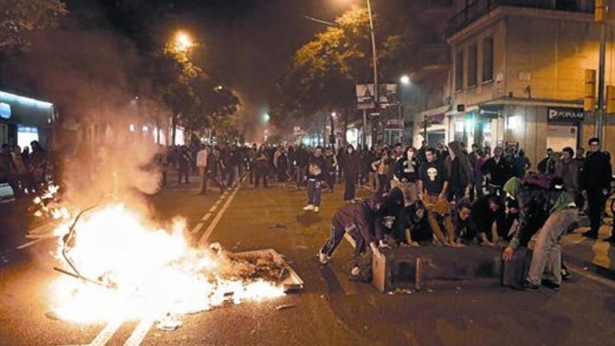 Un grupo de manifestantes queman objetos en plena calle, anoche en Sants.