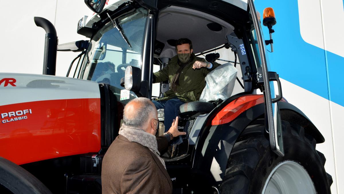 Pablo Casado, en una empresa agrícola de Palencia.