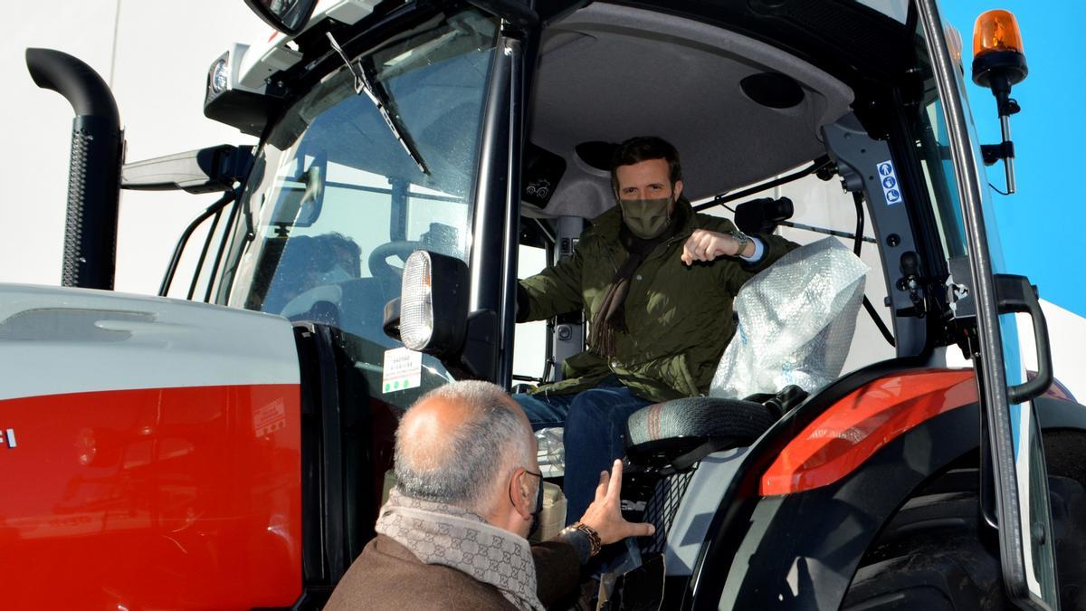 Pablo Casado, en una empresa agrícola de Palencia.