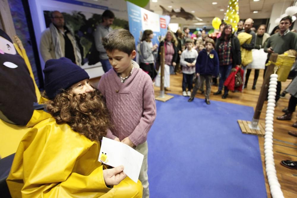 El angulero recoge cartas de los niños en el Acuario de Gijón