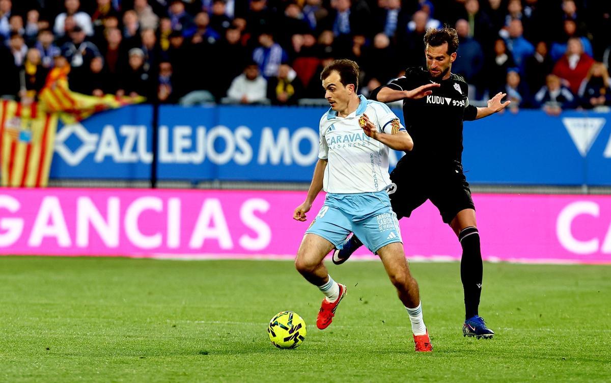 Francho Serrano se marcha de baptistao en el duelo ante el Almería.
