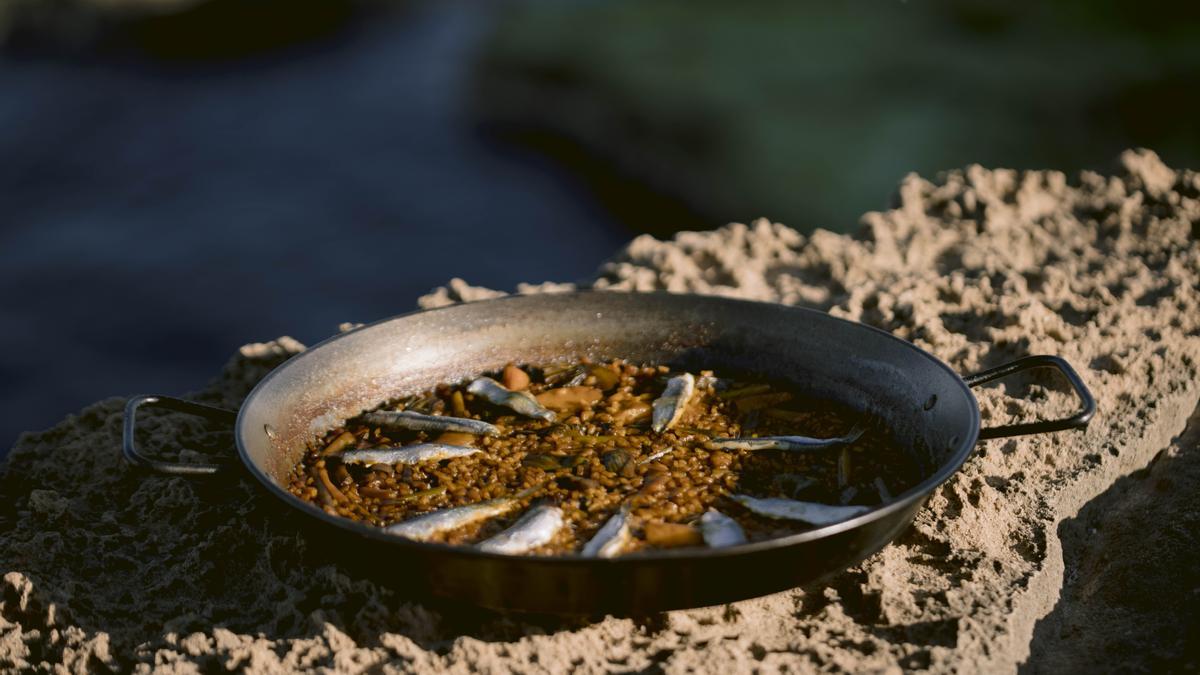 Varios arroces destacan en la gastronomía de la Vega Baja como el de arroz con boquerones y alcachofas.
