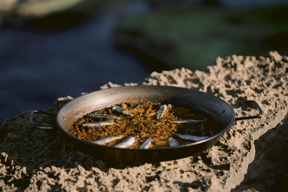 Varios arroces destacan en la gastronomía de la Vega Baja como el de arroz con boquerones y alcachofas.