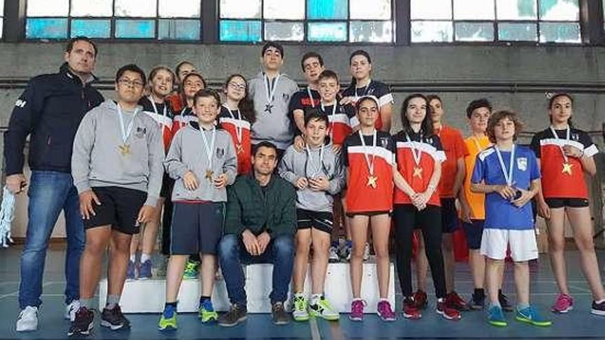 Los participantes del Athlos, con sus medallas. // FdV