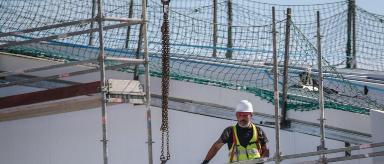 Operarios durante una obra en el aeropuerto Tenerife Sur. | | ANDRÉS GUTIÉRREZ