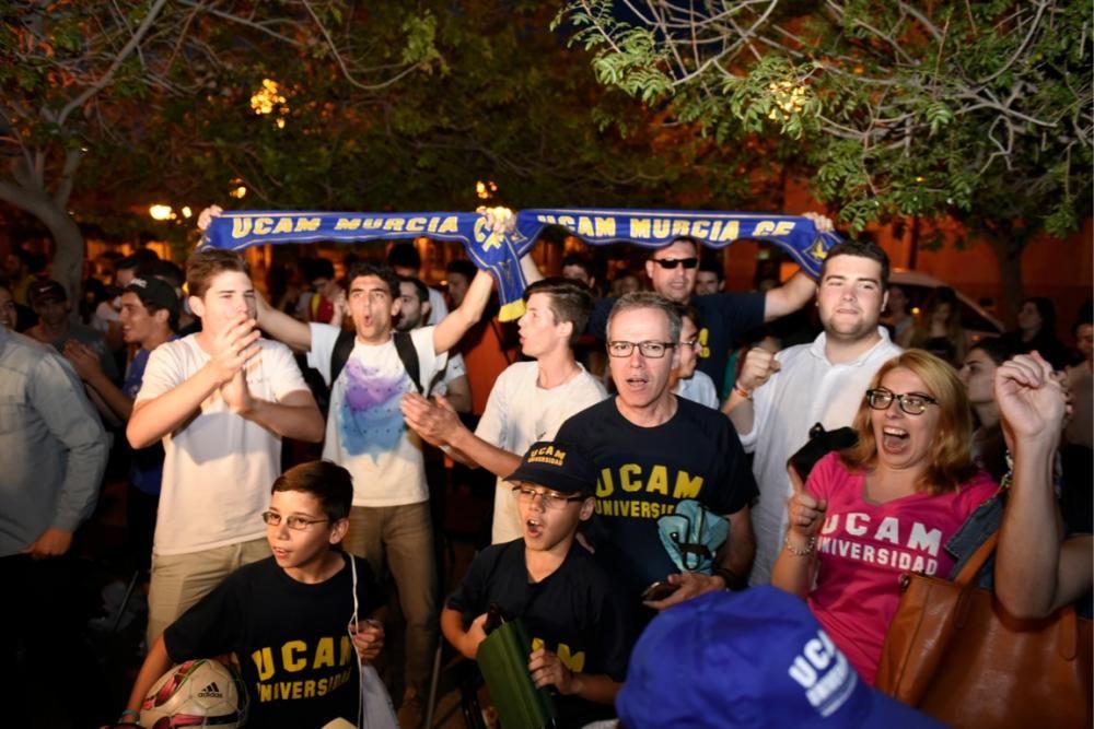 Los aficionados del UCAM lo celebran desde la universidad