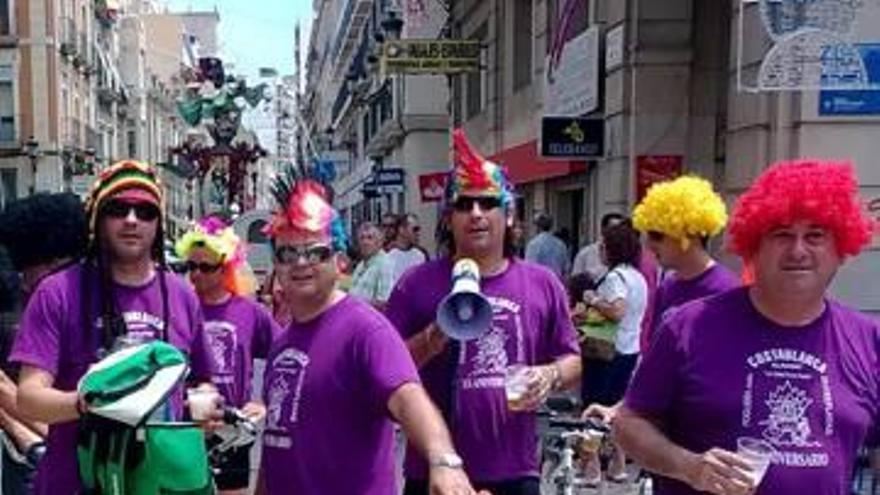 Los chicos de la comisión van en tándem al centro a ver hogueras.