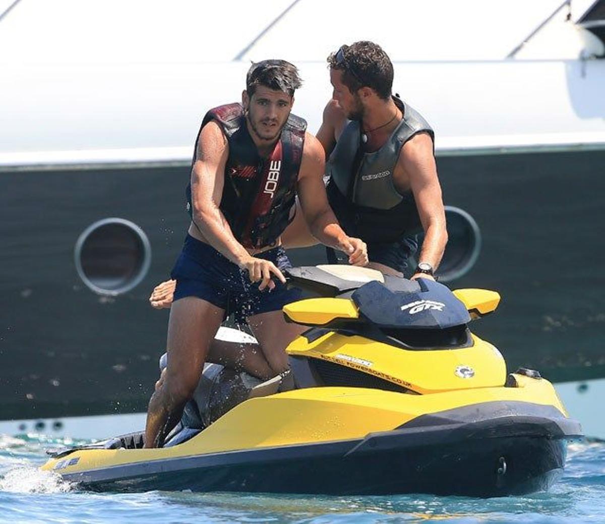 Álvaro Morata decide irse a dar una vuelta con la moto acuática