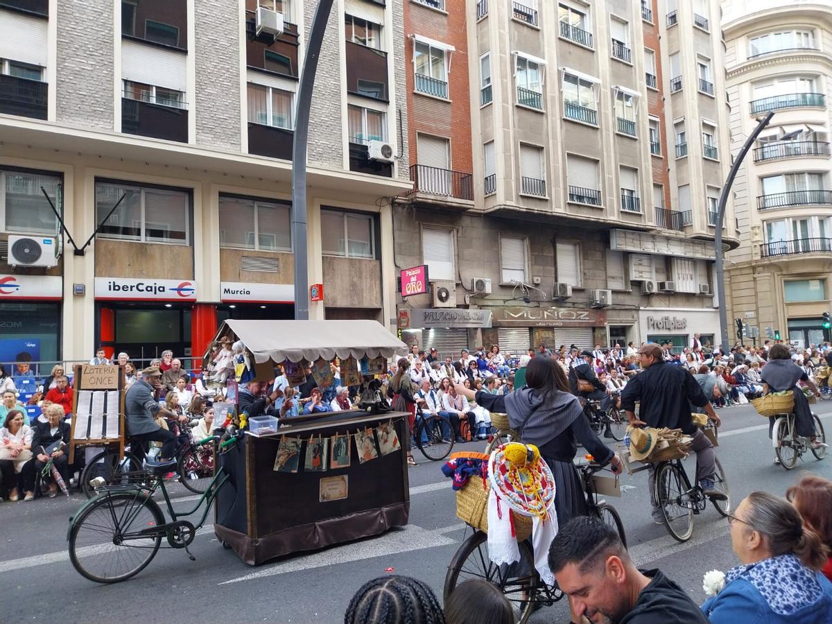 Repartidores huertanos van en bicicletas y con cestas de mimbre en un homenaje a los oficios tradicionales.