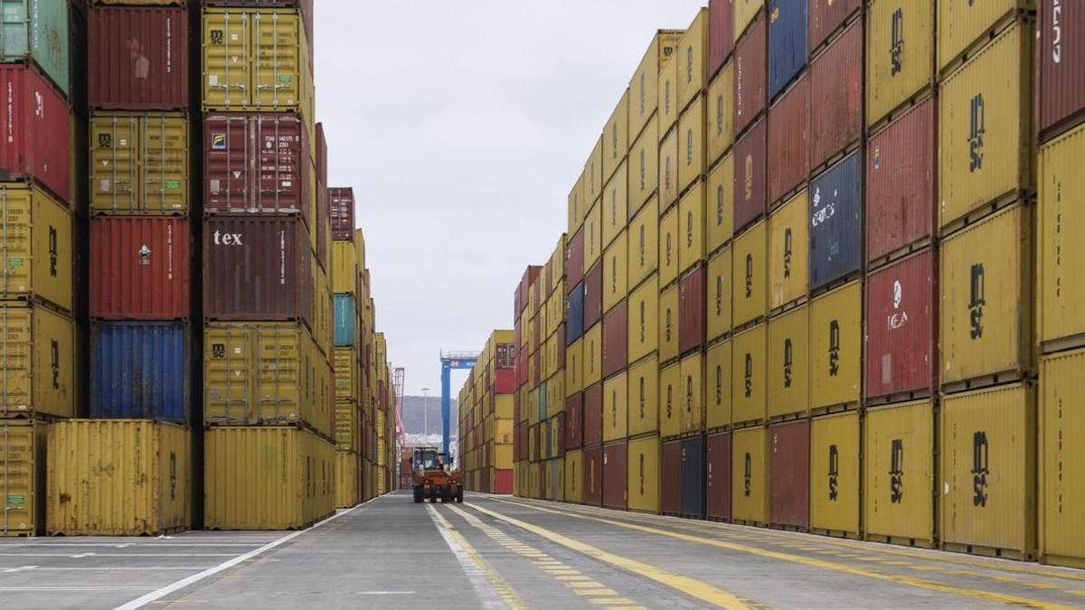 Contenedores en la terminal de OPCSA en el puerto de Las Palmas.