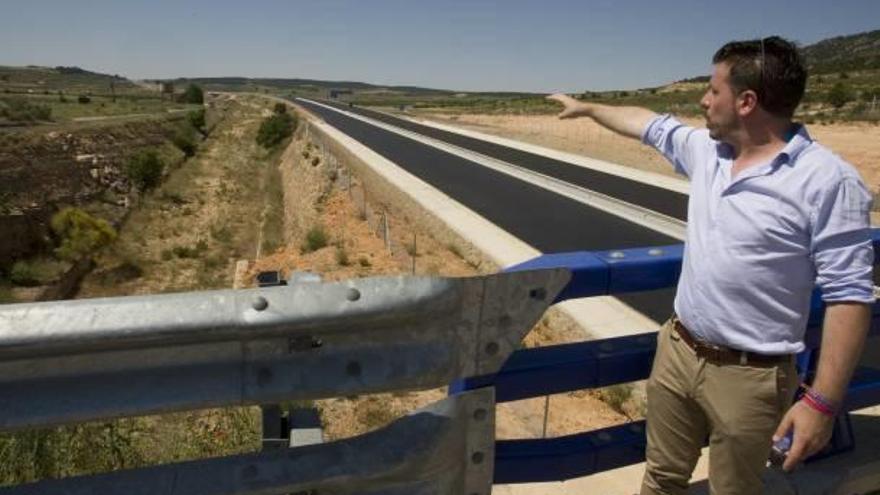 El alcalde de la Font de la Figuera, Vicent Muñoz, muestra la canalización de aguas pluviales en las obras de la variante.