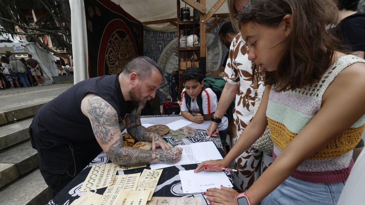 En imágenes: taller de runas y de creación de personajes en la plaza Álvarez Acebal