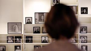 Una mujer observa las fotos del psiquiatra Joan Obiols, que estos días se exponen en el Espai Joan Brossa de Barcelona.