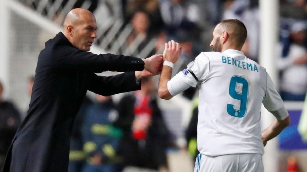 Zinedine Zidane felicita a Benzema tras marcar el delantero francés