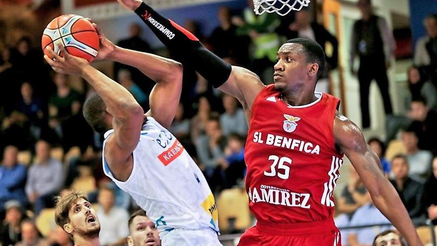 Raven Barber, durante un partido con el Benfica portugués.