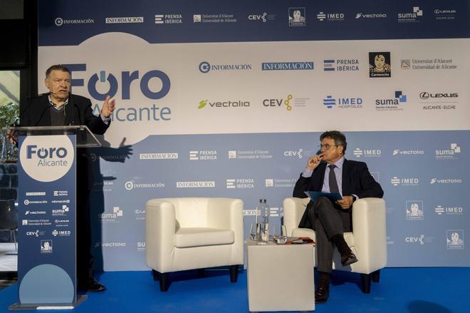 El exministro Jordi Sevilla interviene en el Foro Alicante