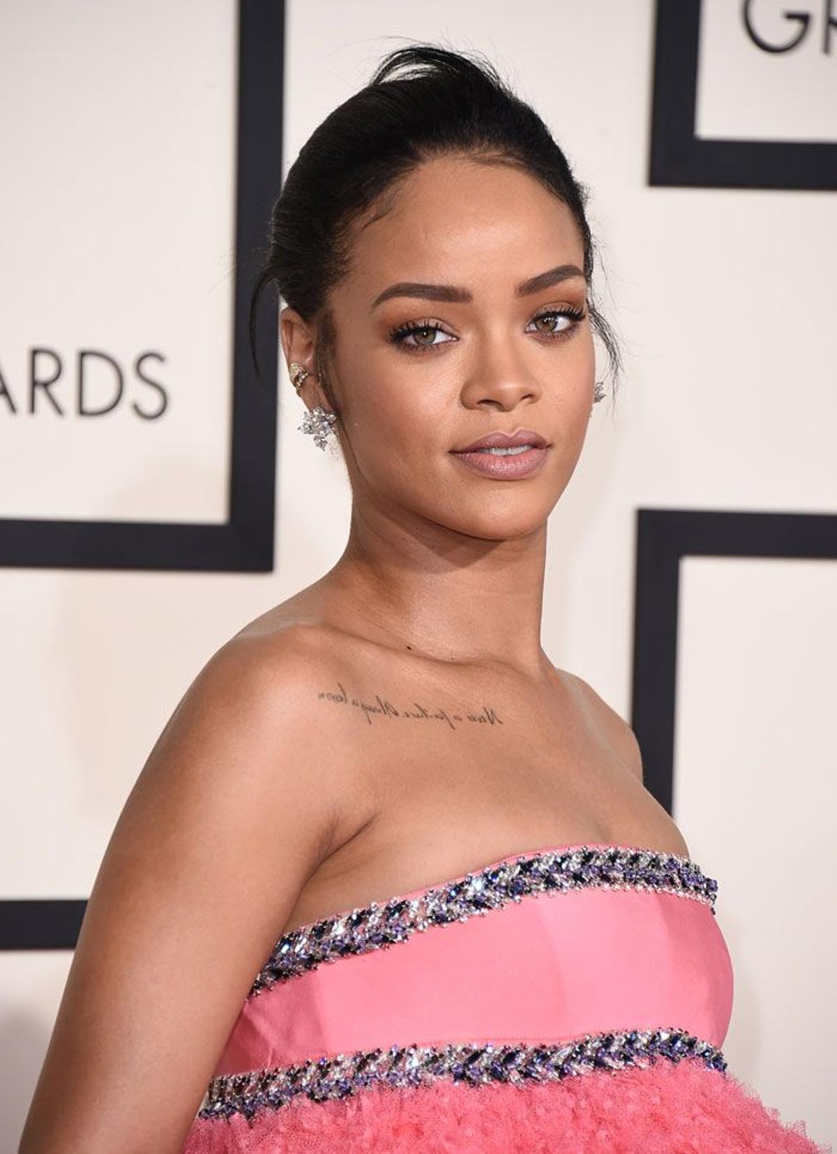 Premios Grammy 2015: El look beauty de Rihanna