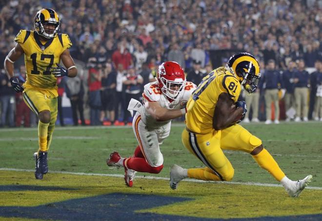 Gerald Everett # 81 de Los Angeles Rams anota un touchdown durante el cuarto trimestre del juego contra los Kansas City Chiefs en el Memorial Memorial Los Angeles.