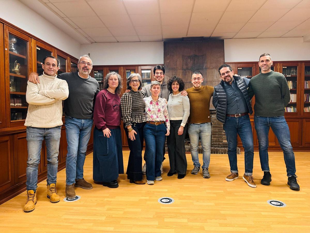Cuni Orge (2º izq) con el resto de miembros de la nueva directiva del Centro Recreativo de Redondela.